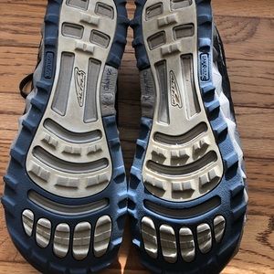 Size 8 Altra superior trail-running shoes.